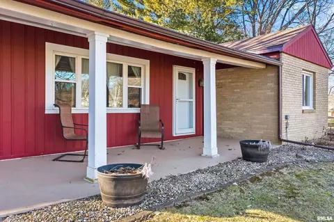 810 N Main St, Eureka, IL 61530 photo 6