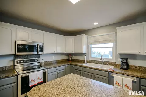 1402 Tralee Ln, Bloomington, IL 61704 photo 12