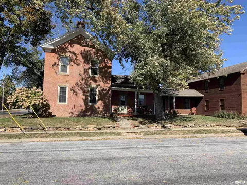 219 S Adams St, Lewistown, IL 61542
