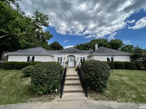 600 Meadow Dr, Macomb, IL 61455