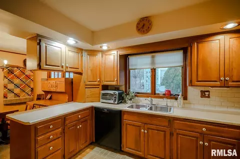 707 S Main St, Eureka, IL 61530 photo 12