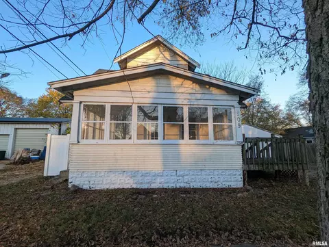 509 N 9th St, Pekin, IL 61554