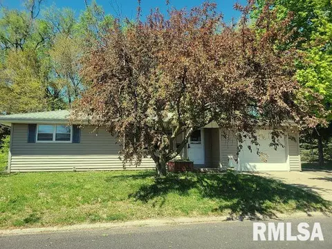 1511 W Shore Dr, Pekin, IL 61554