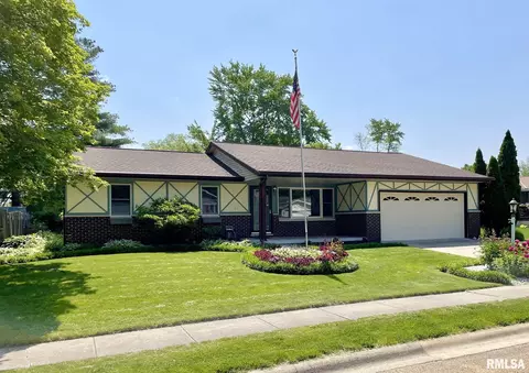 121 Tamarack Ave, Morton, IL 61550