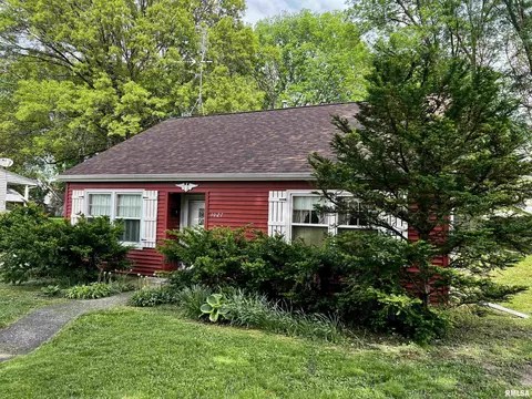 1027 N Cedar St, Galesburg, IL 61401