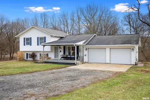 6 Avon Ct, Mackinaw, IL 61755