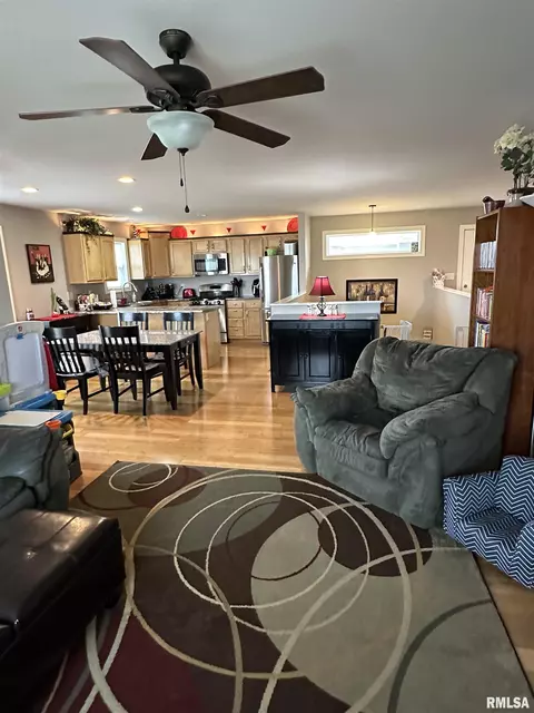 302 Thomas Ct, Eureka, IL 61530 photo 8
