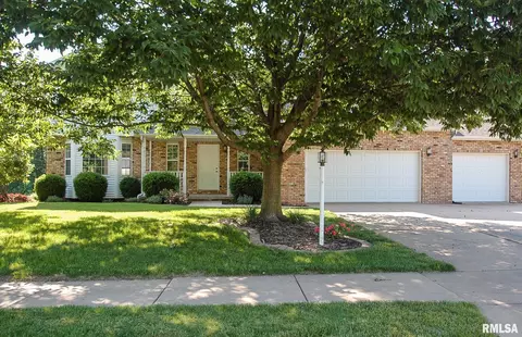 2220 W Brooklyn Pl, Dunlap, IL 61525