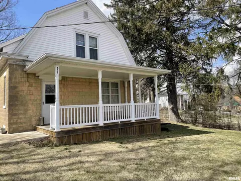 606 N Main St, Eureka, IL 61530 photo 2