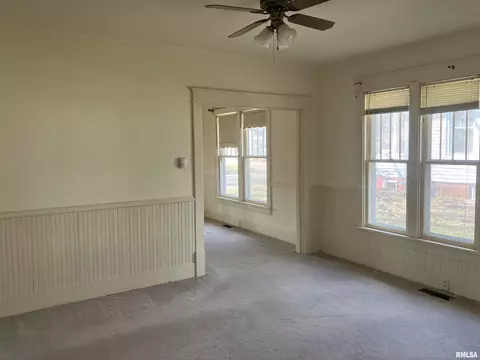 335 S Mechanic St, Macomb, IL 61455 photo 8