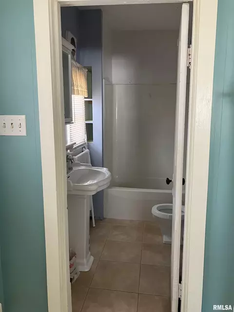 335 S Mechanic St, Macomb, IL 61455 photo 17