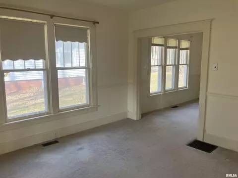 335 S Mechanic St, Macomb, IL 61455 photo 6