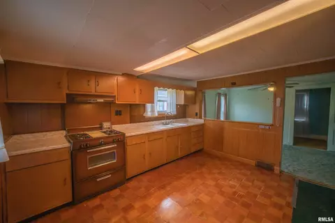 102 S Ohio Ave, Abingdon, IL 61410 photo 3