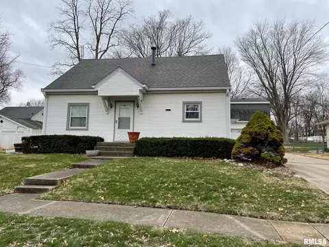 206 S Webster St, Mackinaw, IL 61755