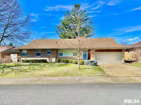3825 N Lynnwood Pl, Peoria, IL 61614