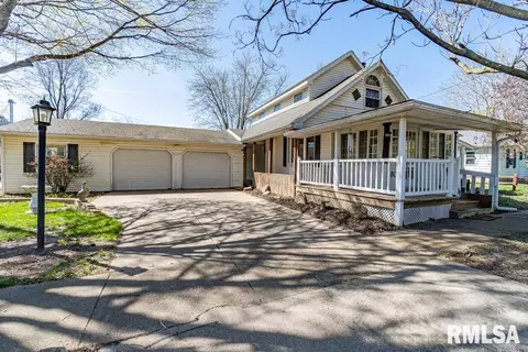 105 W 3rd St, Mackinaw, IL 61755