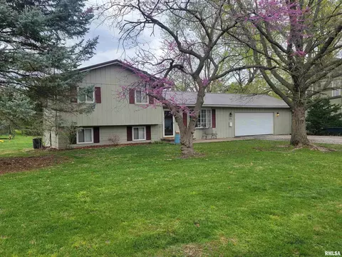 211 Cherry St, Carthage, IL 62321