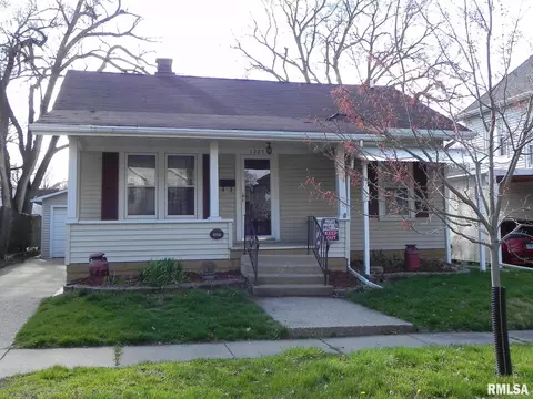 1227 Bacon St, Pekin, IL 61554