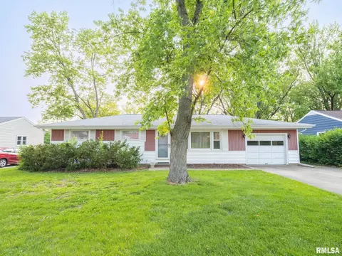 207 Monterey Dr, Washington, IL 61571