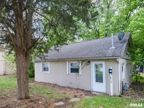 813 N 11th St, Pekin, IL 61554