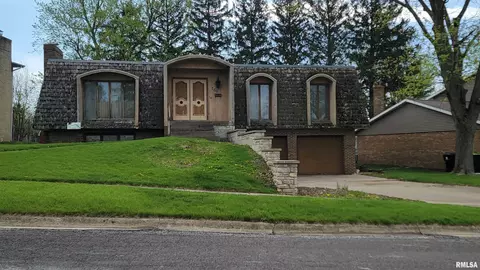 700 Yorkshire Dr, Washington, IL 61571