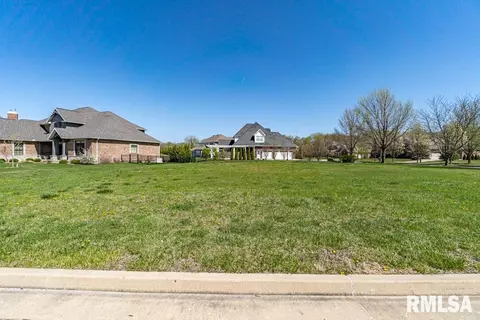 3205 W Saint Charles Pl, Peoria, IL 61615