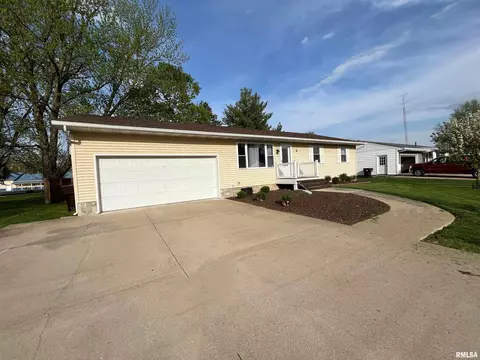 12 Robinwood Dr, Rushville, IL 62681