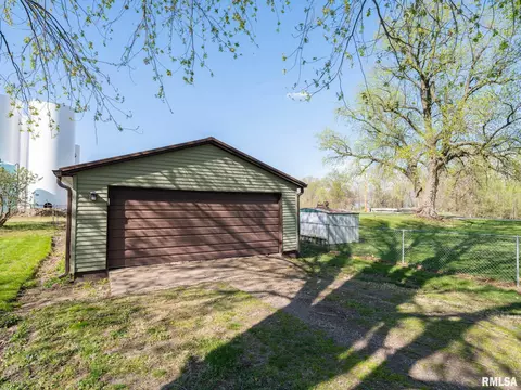 236 E Monroe St, Greenview, IL 62642 photo 5