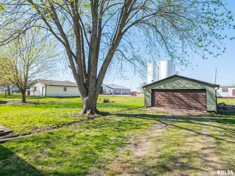 236 E Monroe St, Greenview, IL 62642 photo 3