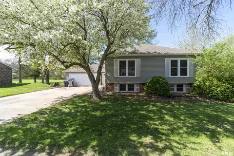 2015 Alhambra Ct, Pekin, IL 61554