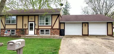 1436 E Spruce St, Canton, IL 61520