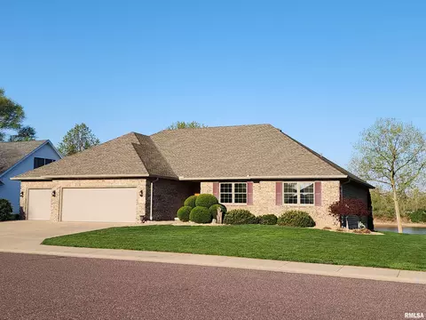 1933 Dane Kelsey Dr, Pekin, IL 61554