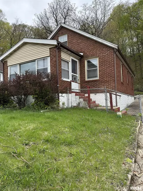 1344 Meadows Ave, East Peoria, IL 61611