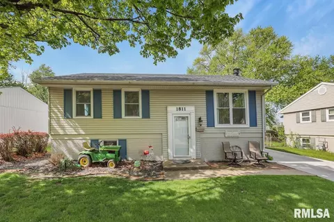 1811 Columbus Dr, Pekin, IL 61554