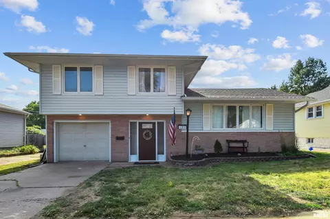 1311 Howard Ct, Pekin, IL 61554