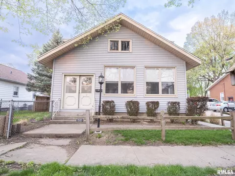 606 S 10th St, Pekin, IL 61554