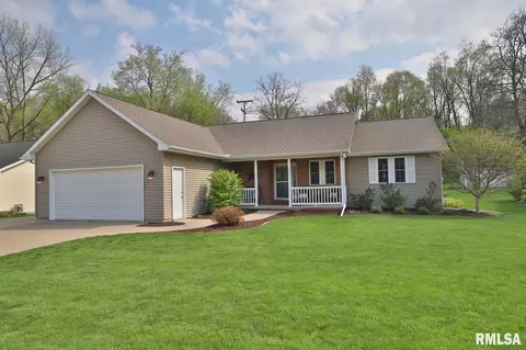 205 Tulip Dr, Mackinaw, IL 61755