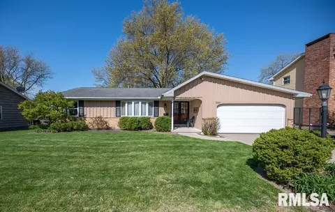 7221 N Miramar Dr, Peoria, IL 61614