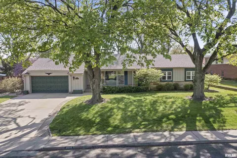 4035 N Brookmont Rd, Peoria, IL 61614