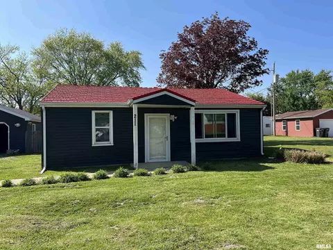 211 Entrance Dr, Pekin, IL 61554