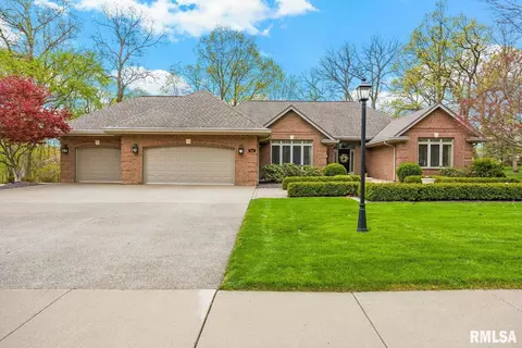 900 W Grand Oak Dr, Peoria, IL 61615