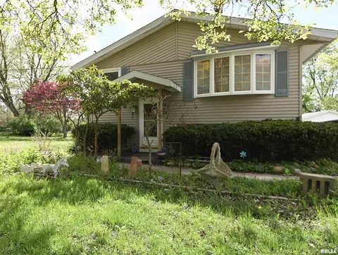 129 S Mcarthur Dr, North Pekin, IL 61554