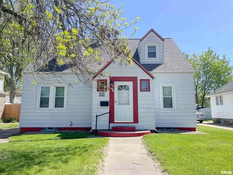 1222 S 8th St, Pekin, IL 61554