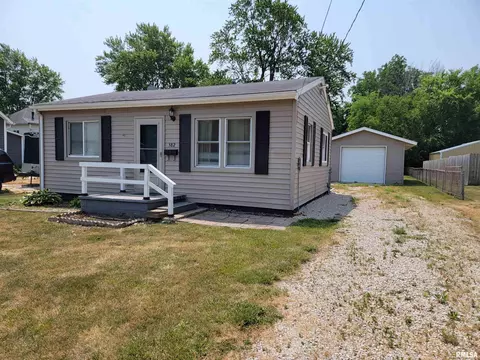 382 E Central St, Farmington, IL 61531