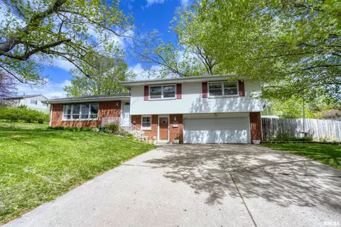 5032 N Mansfield Dr, Peoria, IL 61614