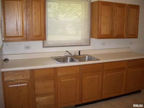 800 E Pierce St, Macomb, IL 61455 photo 5