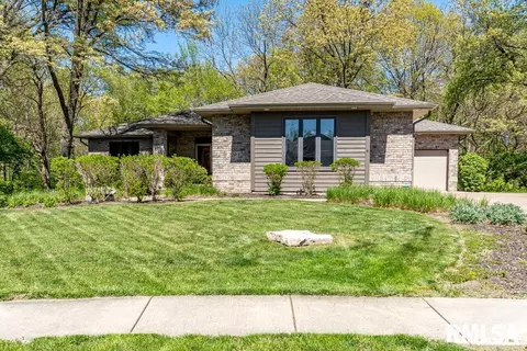 220 Hickory Ln, Pekin, IL 61554