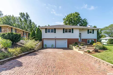 2816 W Bacon Dr, Peoria, IL 61614