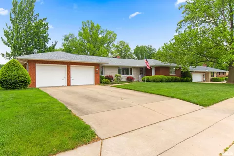225 E Fernwood St, Morton, IL 61550