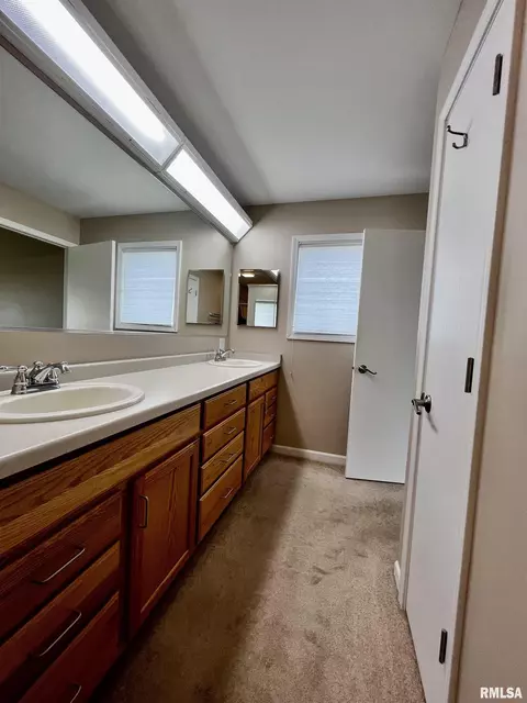 907 Oakview Dr, Macomb, IL 61455 photo 24